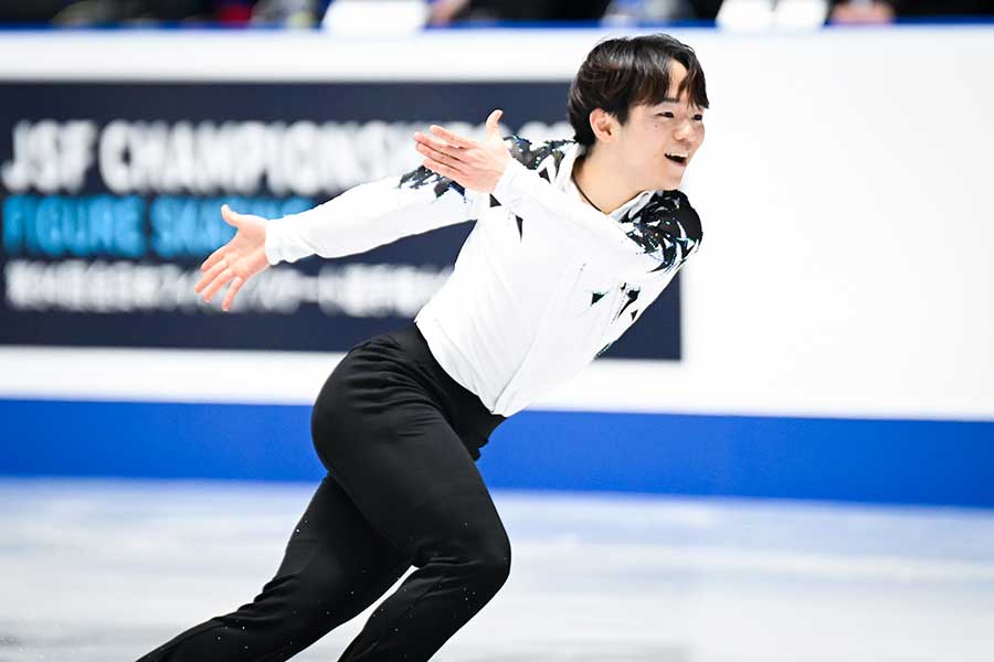 男子ショートプログラムで首位発進した鍵山優真【写真：中戸川知世】