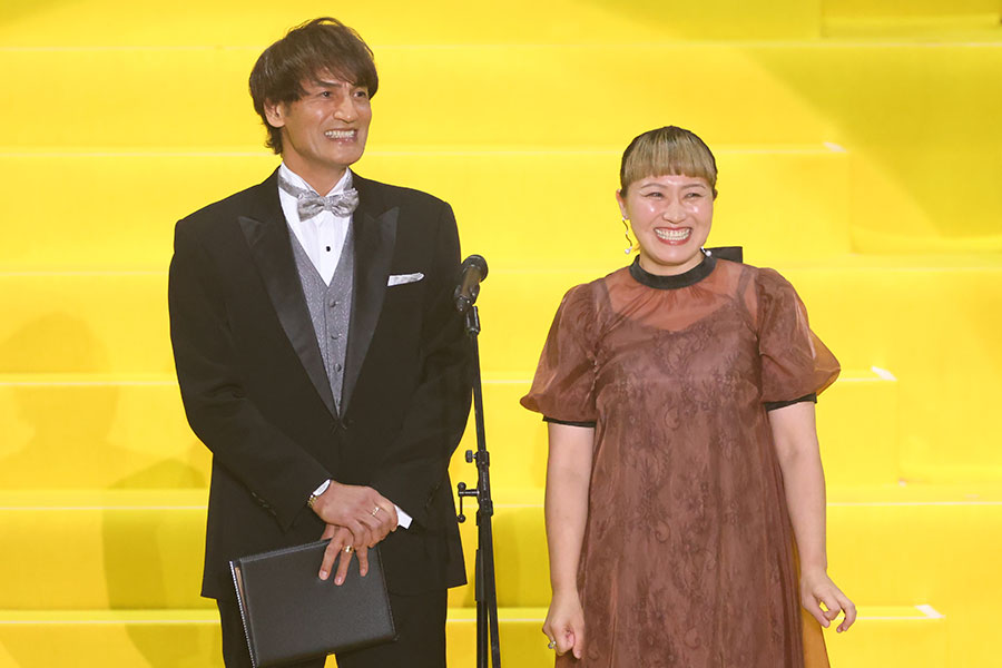 本並健治氏(左)と妻の丸山桂里奈さん【写真:YUTAKA/アフロスポーツ】