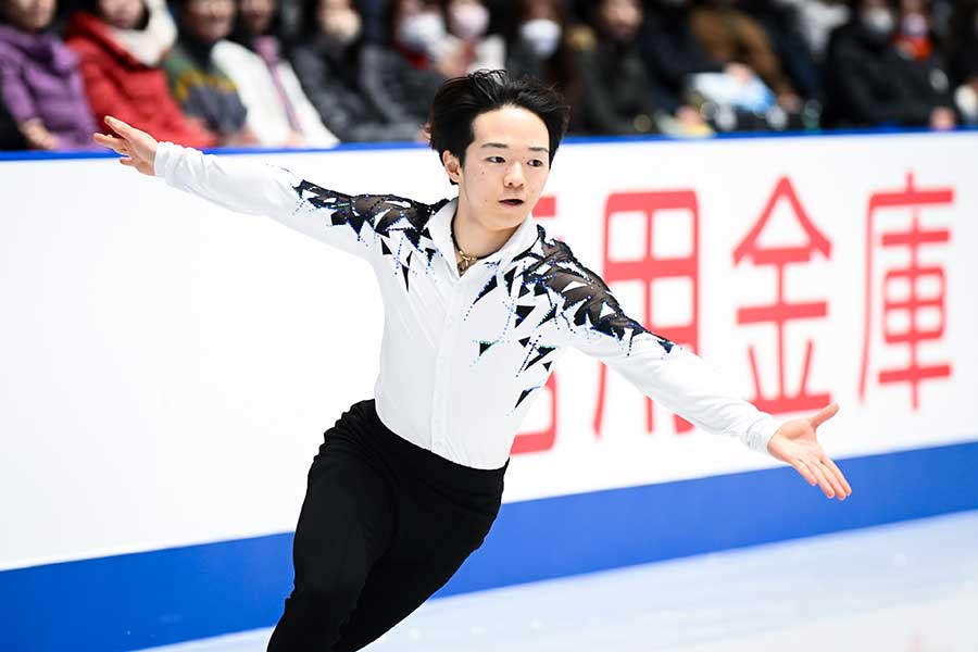 男子ショートプログラムで首位発進した鍵山優真【写真:中戸川知世】