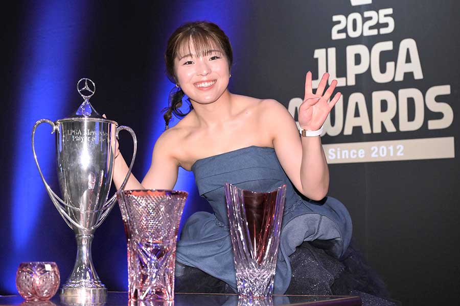 表彰式に出席した佐久間朱莉【写真：スポーツ報知/アフロ】