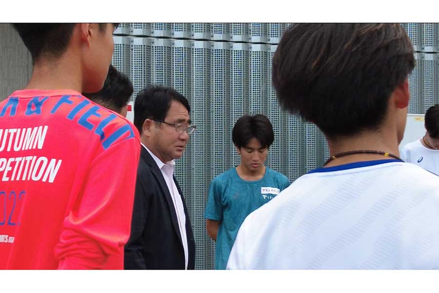 練習で選手に声をかける中野監督【写真：帝京大駅伝競走部提供】