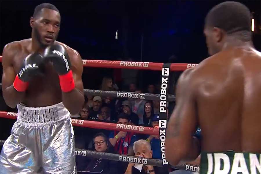 判定勝ちを収めたジョション・ジェームズ（左）（画像は米専門メディア「ボクシングシーン」公式Xのスクリーンショット）