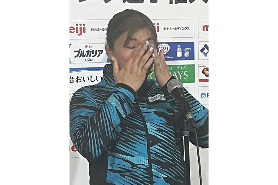 ネイルにサントリーカラーをあしらった指で涙を拭う鏡優翔【写真：編集部】