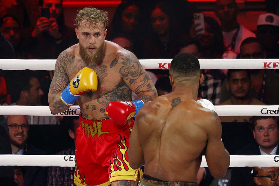 ジェイク・ポール(左)はジョシュアと対戦し、6回TKO負け【写真:ロイター】