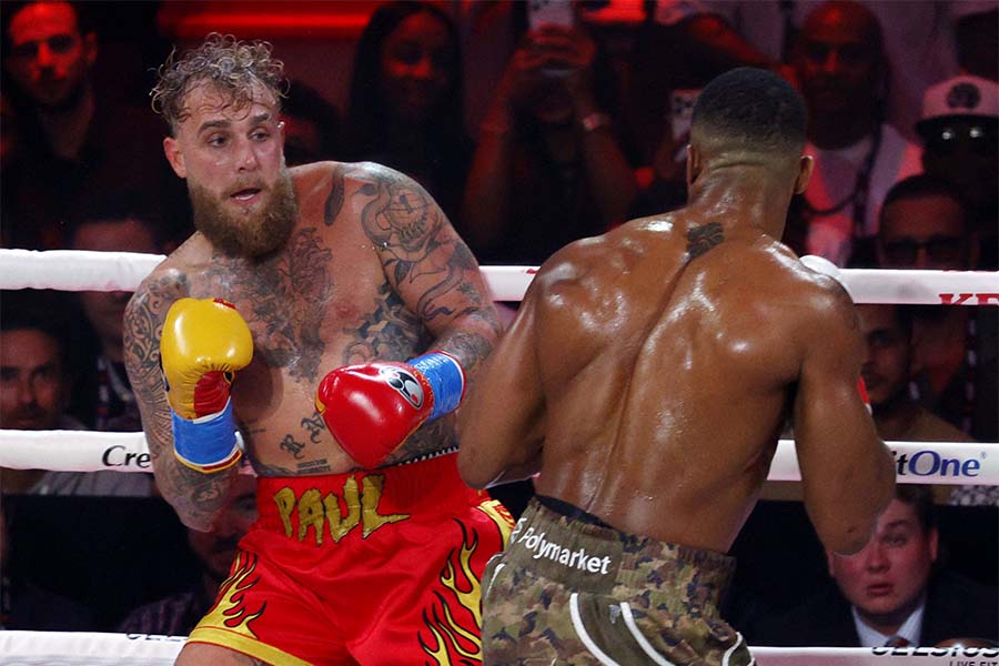 ジェイク・ポール（左）と対戦したアンソニー・ジョシュア【写真：ロイター】