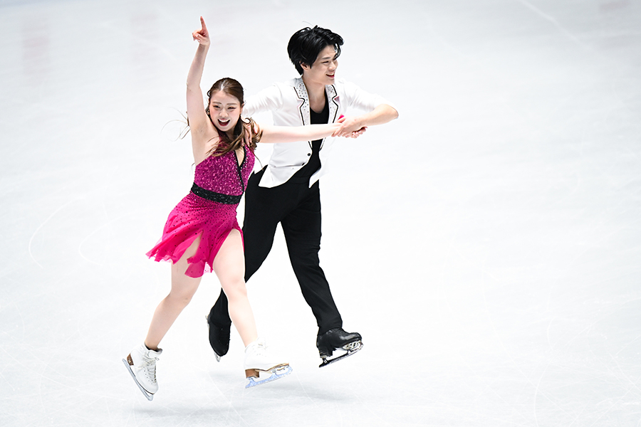 全日本デビューした紀平梨花（左）と西山真瑚【写真：中戸川知世】