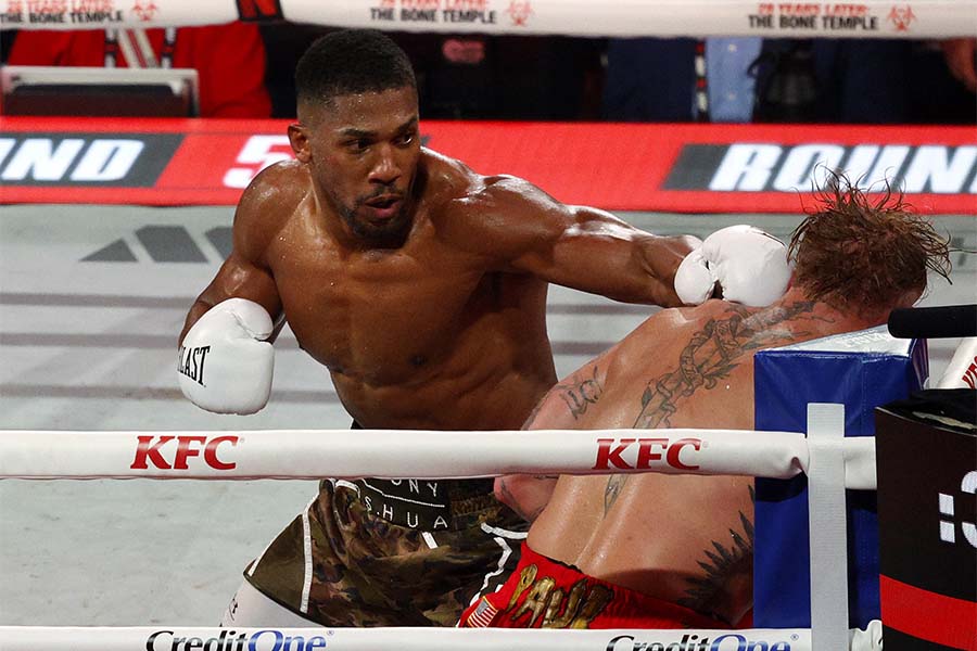 アンソニー・ジョシュア（左）がジェイク・ポールに6回KO勝ち【写真：ロイター】