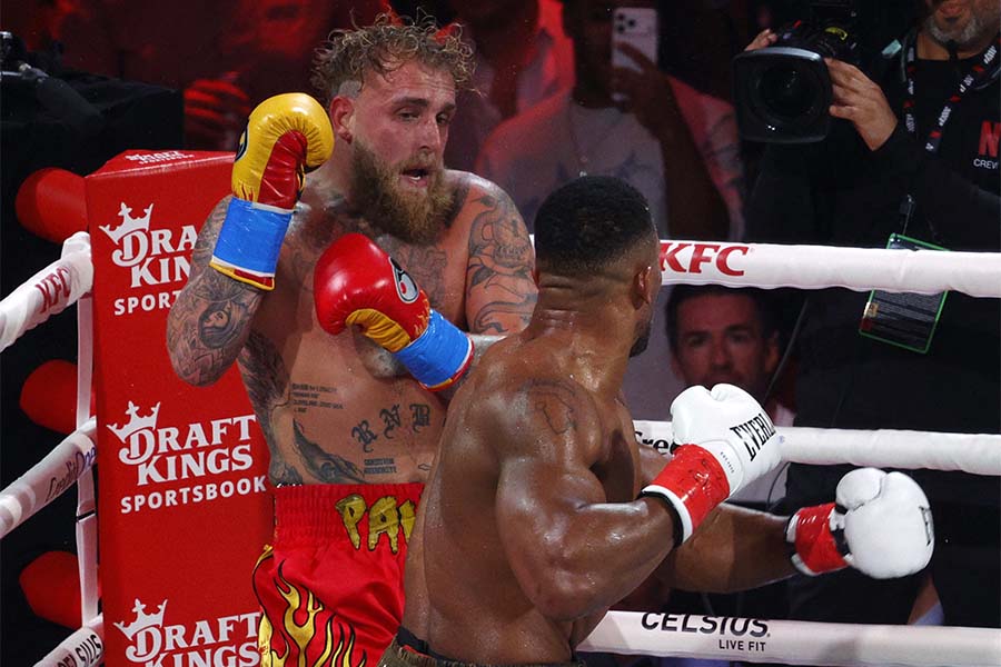 ジェイク・ポール（左奥）と対戦したアンソニー・ジョシュア（手前）【写真：ロイター】