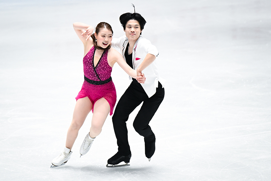 全日本デビューした紀平梨花（左）と西山真瑚【写真：中戸川知世】