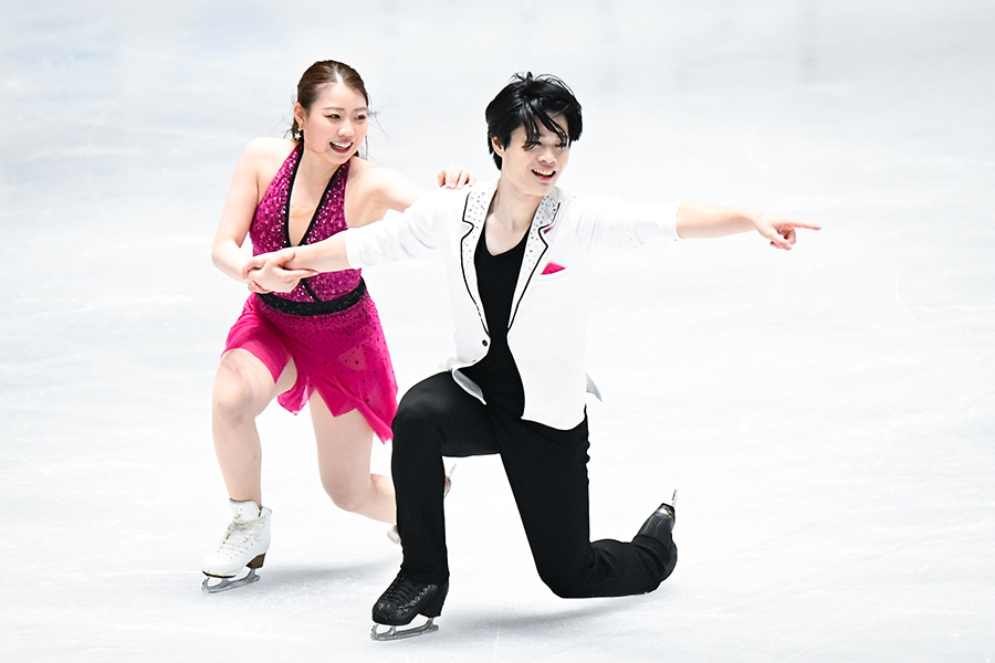 全日本デビューした紀平梨花（左）と西山真瑚【写真：中戸川知世】