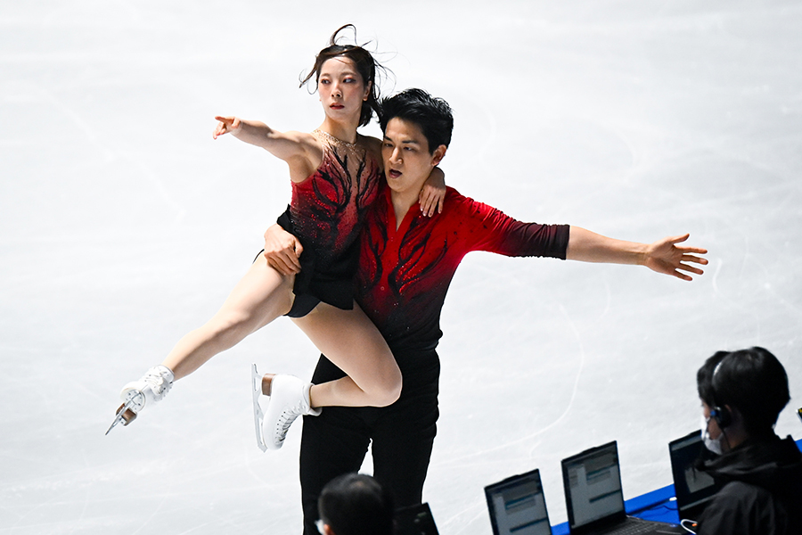 大ピンチも首位発進した三浦璃来と木原龍一【写真:中戸川知世】