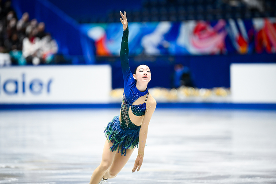 女子ショートプログラムで演技する岡万佑子【写真:中戸川知世】