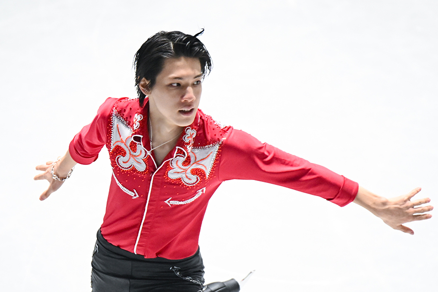 男子フリー、真っ赤な衣装で演技する大島光翔【写真:中戸川知世】