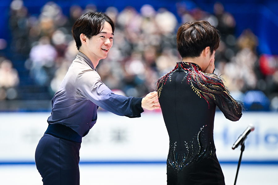 全日本フィギュアで優勝した鍵山優真（左）【写真：中戸川知世】