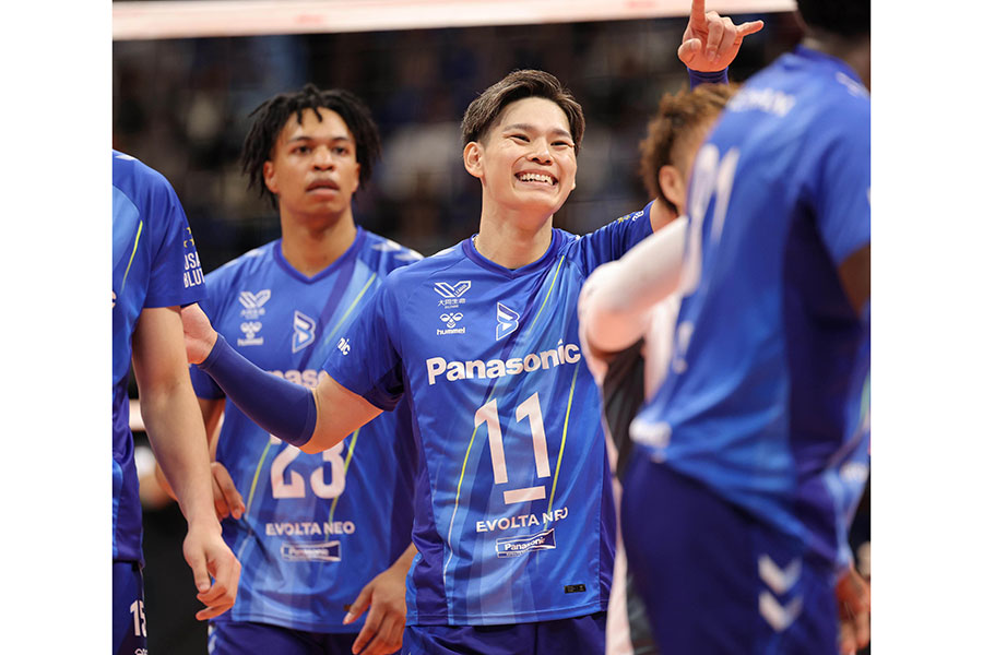 大阪ブルテオンの主将・西田有志（中央）【写真：スポーツ報知/アフロ】