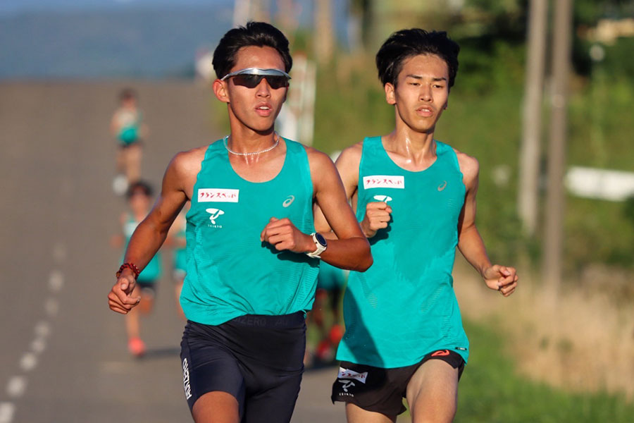 入学後は故障に悩まされ、苦しい時期を過ごした楠岡（左）【写真：帝京大駅伝競走部提供】