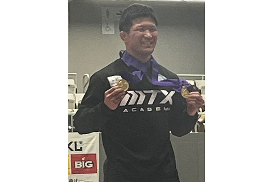 グレコとフリーの金メダルを手に笑顔の成国大志【写真：編集部】