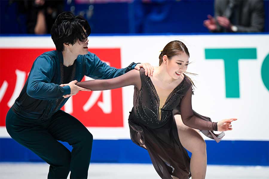 全日本選手権のFDに出場した西山真瑚（左）と紀平梨花【写真：中戸川知世】