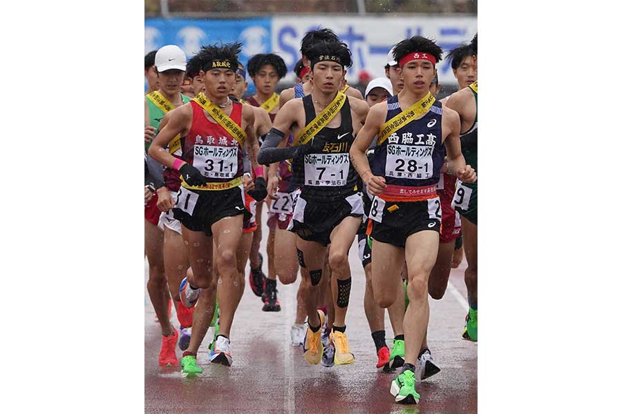1区区間賞の学法石川・増子陽太（真ん中）【写真：産経新聞社】