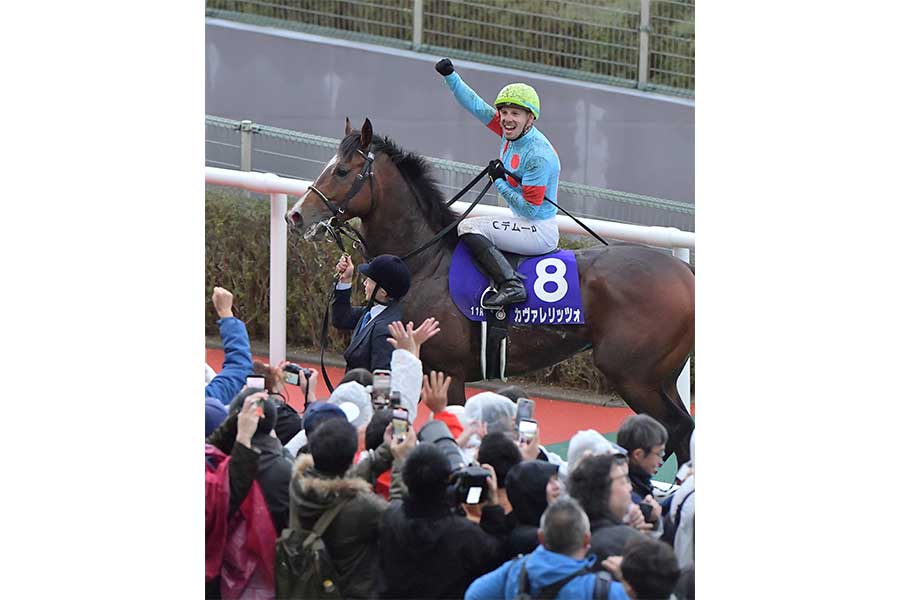 カヴァレリッツォに騎乗したクリスチャン・デムーロ騎手【写真：産経新聞社】
