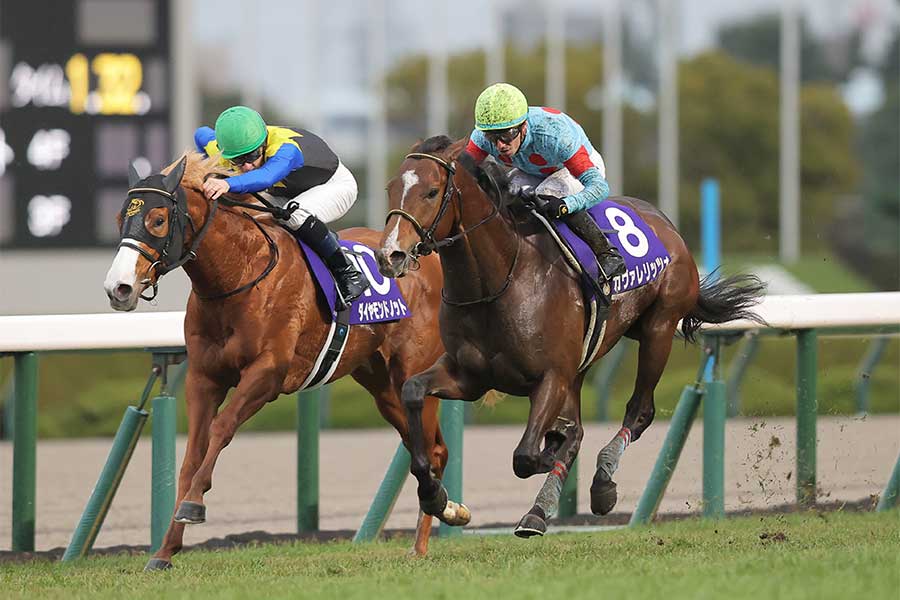 G1朝日杯を制したデムーロ騎手騎乗のカヴァレリッツォ（右）【写真：産経新聞社】
