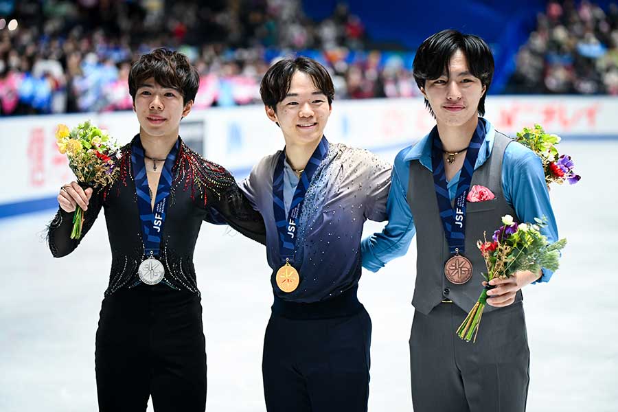 全日本選手権、男子シングル2位の佐藤駿、優勝した鍵山優真、3位の三浦佳生（左から）【写真：中戸川知世】