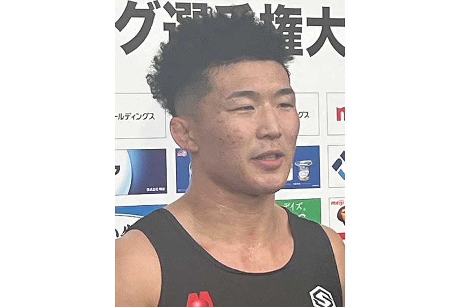 インタビューに応える日下【写真：荻島弘一】