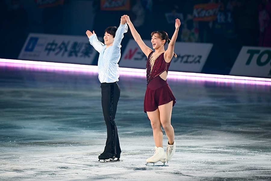 サプライズで共演した鍵山優真と坂本花織（右）【写真：中戸川知世】