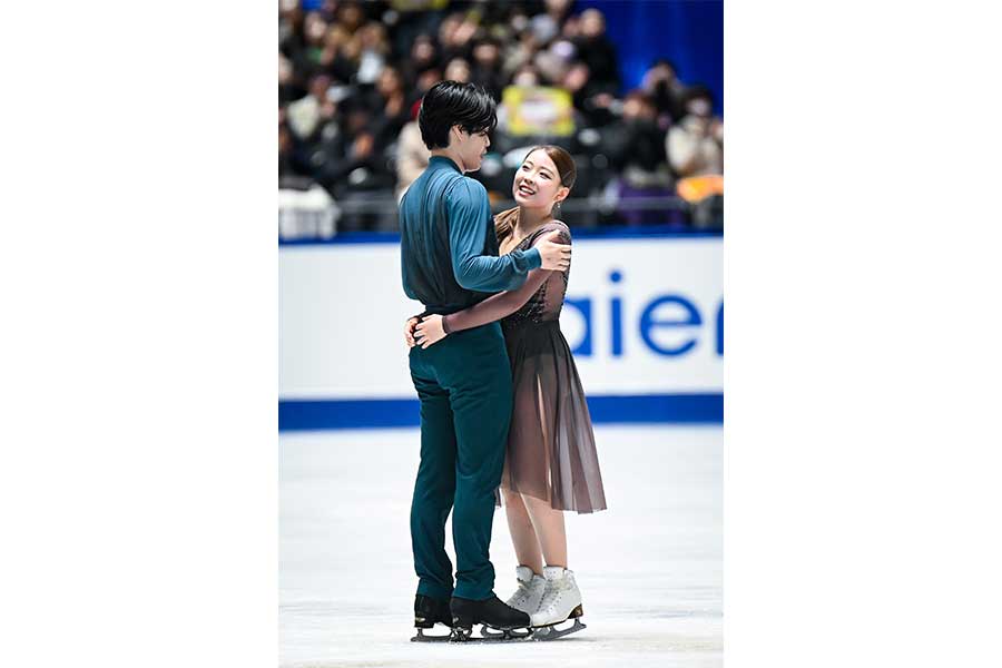西山真瑚（左）と紀平梨花【写真：中戸川知世】