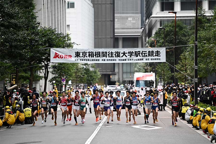 過去の箱根駅伝、大手町をスタートする選手たち【写真：松尾/日本スポーツプレス協会/アフロ】