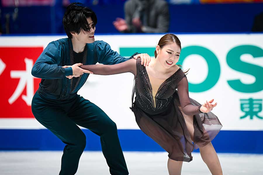 紀平梨花(右)【写真:中戸川知世】