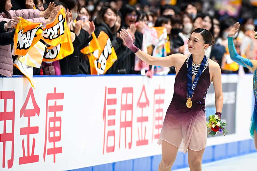 坂本花織の演技では多くのファンがバナータオルを掲げた【写真：中戸川知世】