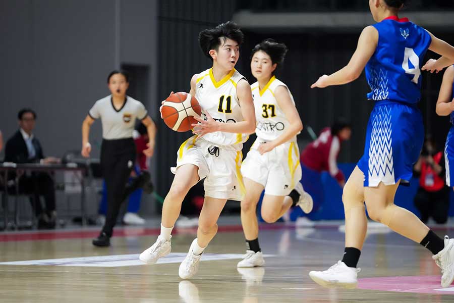 女子高生審判が大会デビューした矢板中央―朧学園戦【（C）SoftBank ウインターカップ2025】