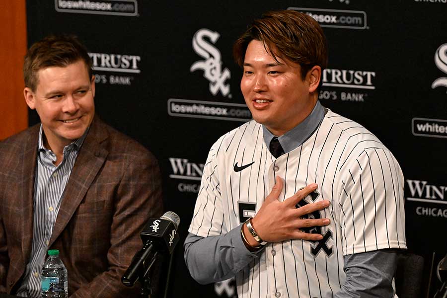 ホワイトソックスの入団会見に臨んだ村上宗隆(右)【写真:ロイター】