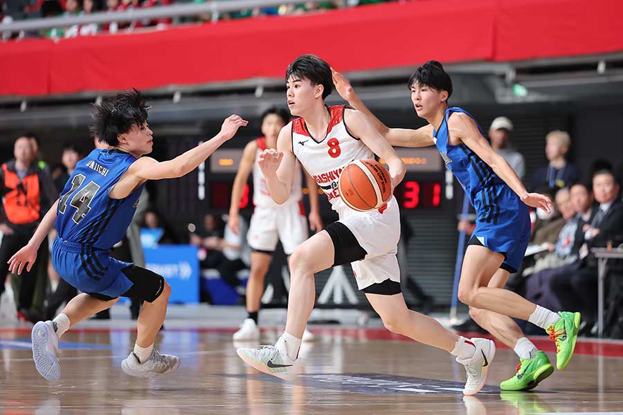 中部大学第一戦で躍動した東山の中村颯斗（中央）【写真提供：（C）SoftBank ウインターカップ2025】