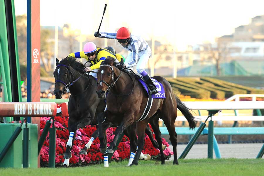 2023年の有馬記念を制したドウデュース(手前)【写真:伊藤 康夫/アフロ】