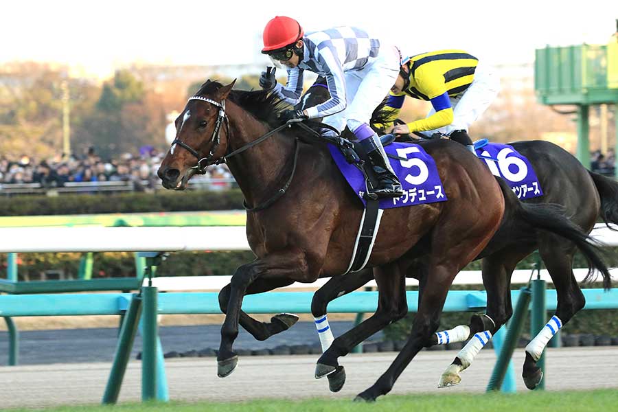 2023年の有馬記念を制したドウデュース（手前）【写真：伊藤 康夫/アフロ】