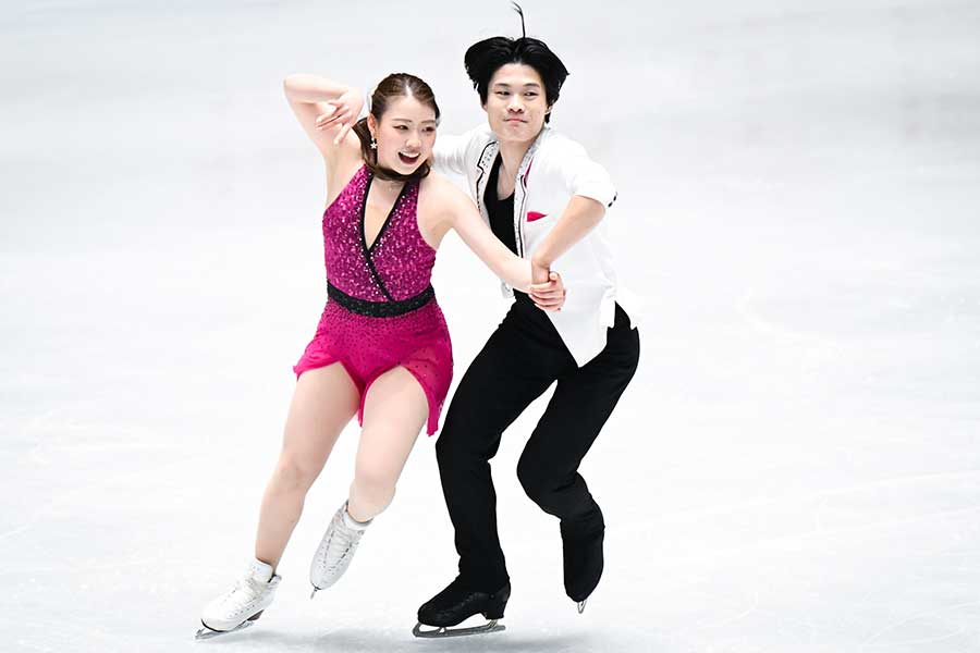 紀平梨花(左)【写真:中戸川知世】