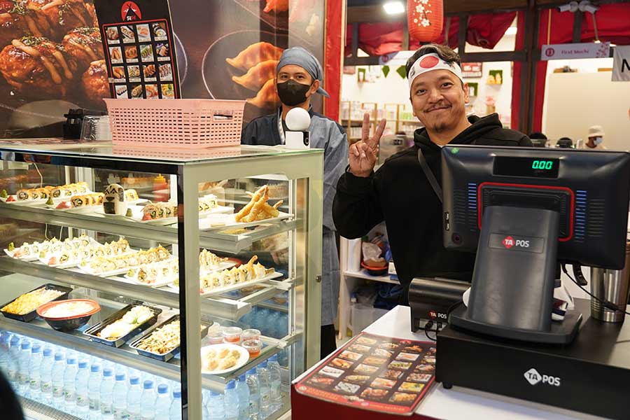 ブルバード・ワールドの日本エリアでは「天ぷら」や「寿司ロール」が販売されていた【写真:澤田直人】