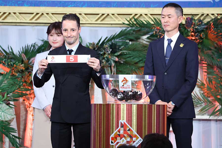 公開枠順抽選会に登場したC.ルメール騎手（左）と木村哲也調教師【写真：産経新聞社】
