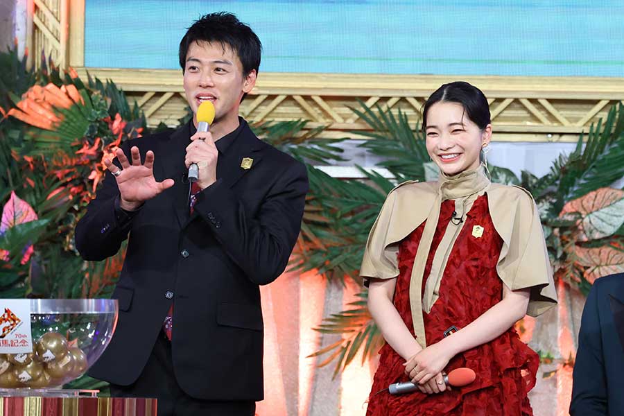 公開枠順抽選会で司会を務めた竹内涼真(左)と見上愛【写真:産経新聞社】