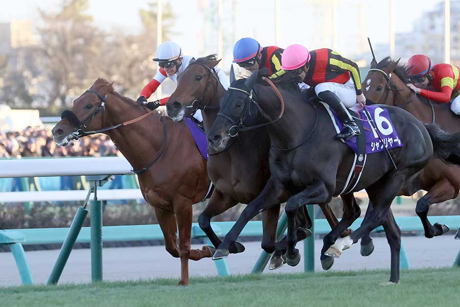 昨年の有馬記念は大外からシャフリヤールが2着に好走した【写真：産経新聞社】