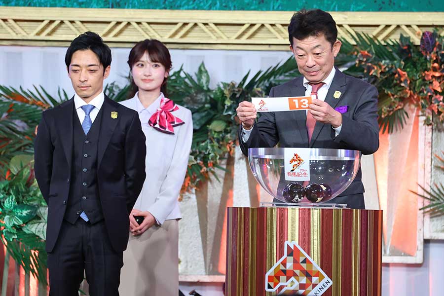 公開枠順抽選会に出席した川田将雅（左）【写真：産経新聞社】