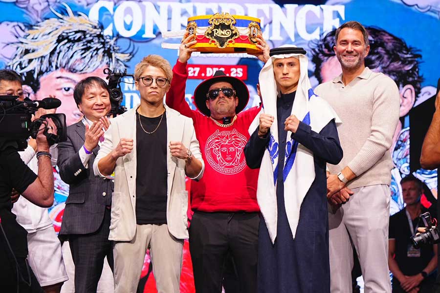 公式会見に出席した井上尚弥（中央左）と司会を務めたエディー・ハーン氏（右端）【写真：荒川祐史】