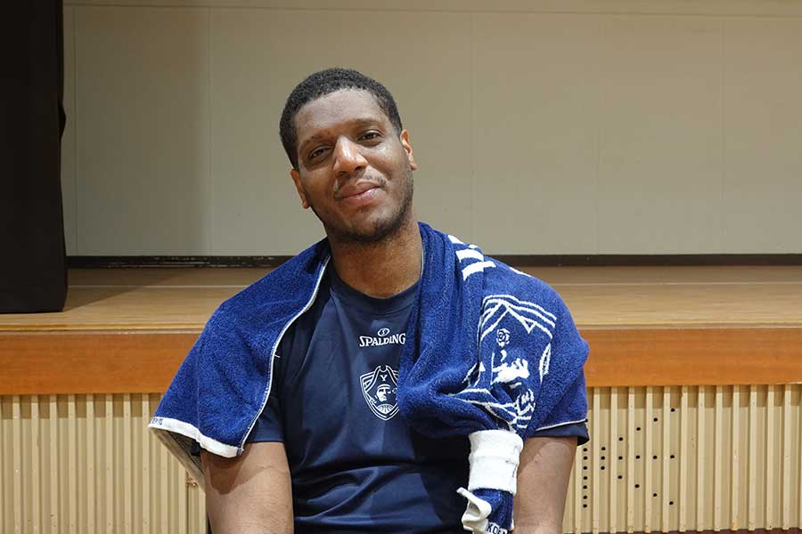 取材では日本語の挨拶も披露したイングリス【写真：編集部】