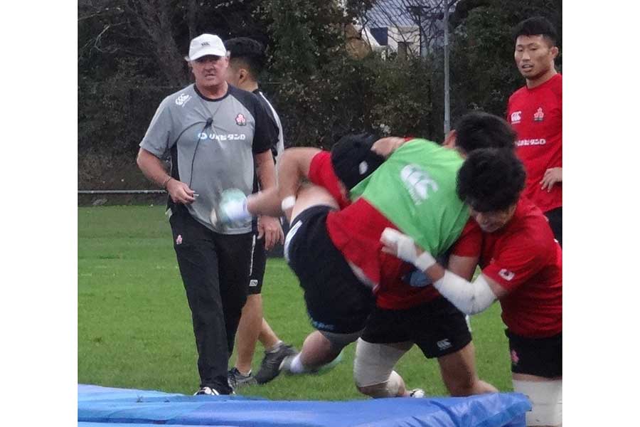 練習で指導するギャリー・ゴールドAC（左）【写真：吉田宏】