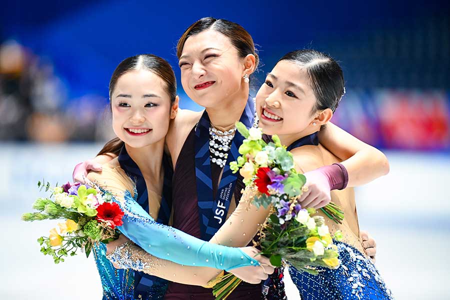 コルティナ五輪代表に内定した坂本花織（中央）と千葉百音（右）【写真：中戸川知世】