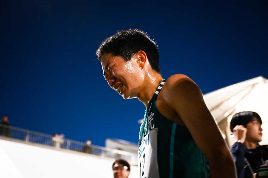 日本人トップの4位に入賞した後、顔をくしゃくしゃにして号泣する安島莉玖【写真：中戸川知世】