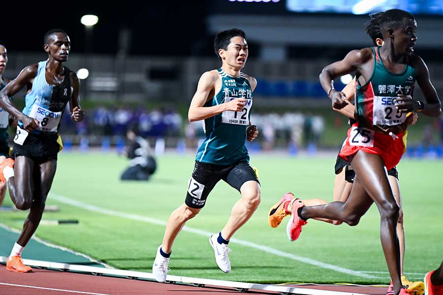 苦悶の表情ながら、先頭の留学生集団に食らいつく安島【写真：中戸川知世】