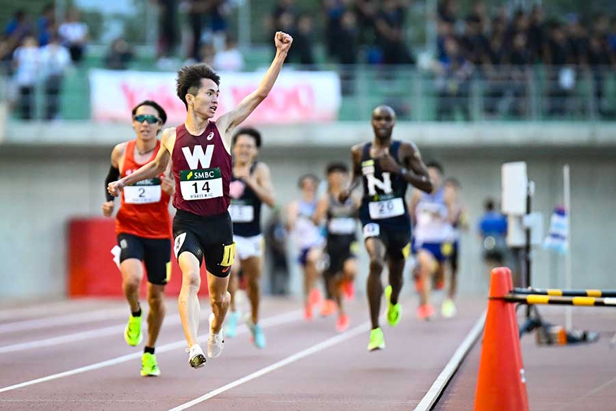 1500mで優勝した次の日、5000mでの優勝を目前にしてスタンドに左手のガッツポーズを向ける早大・山口智規【写真：中戸川知世】